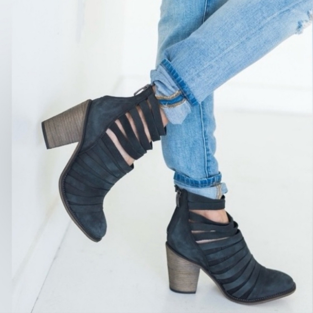 Free People Hybrid‎ Strappy Leather Women’s Ankle Bootie in Navy Blue Size 6.5